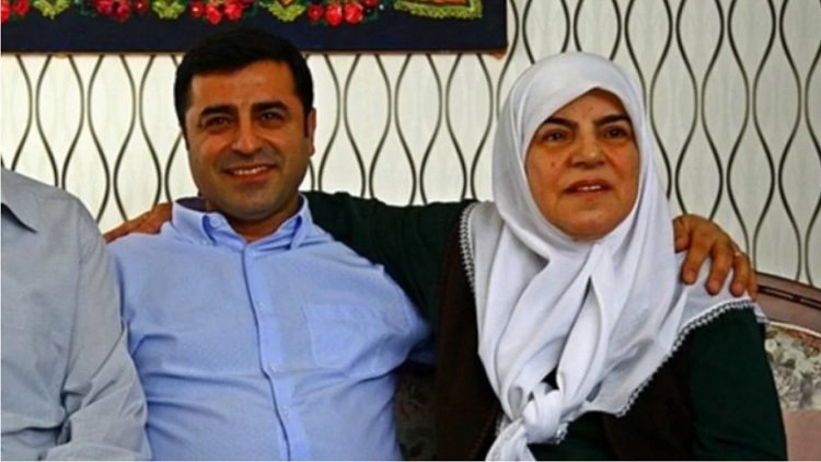 Selahattin Demirtaş annesinin rahatsızlığı nedeniyle Diyarbakır'a getirildi
