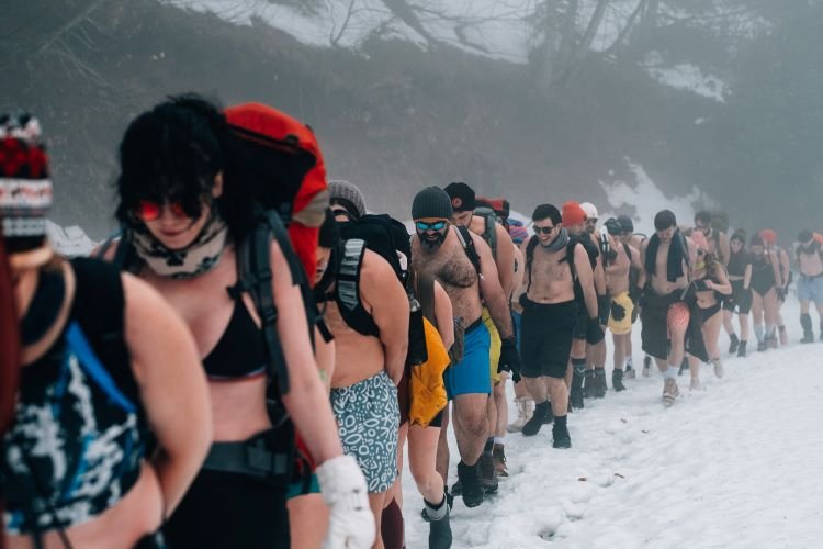Zihnin Soğukla İmtihanı: Mayo ile karlı dağlara tırmandılar