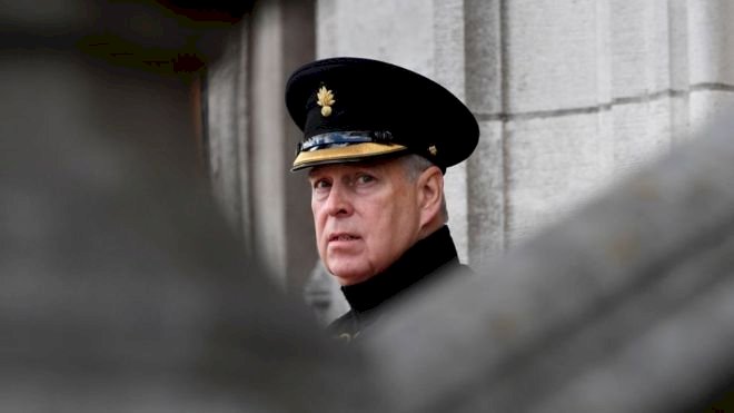 Prens Andrew cinsel taciz iddialarının ardından kraliyet görevlerini bıraktı