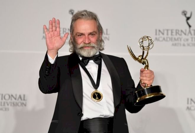 Haluk Bilginer, Şahsiyet dizisindeki rolü ile Uluslararası Emmy Ödülleri'nde En İyi Erkek Oyuncu seçildi