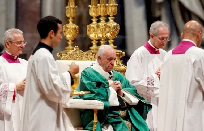 Vatikan rahiplere bekarlığı tartışmaya açıyor